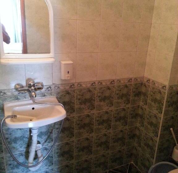 חדר סטנדרט לשלושה עם מרפסת, Guest House Kostadinovi