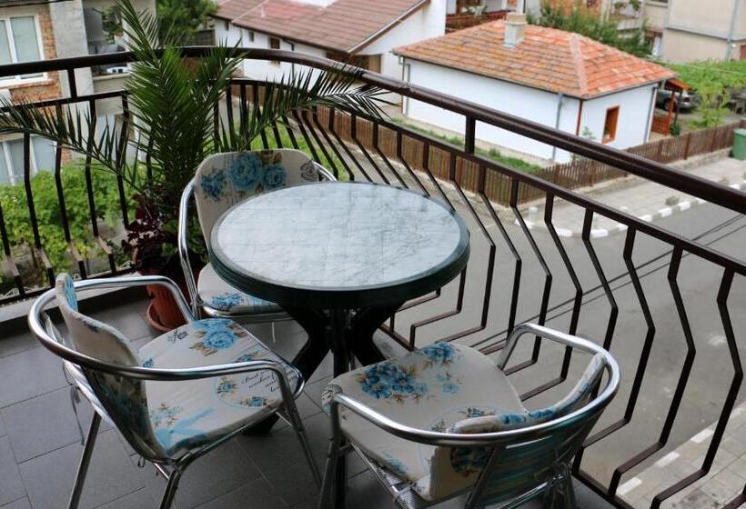 Трехместный Номер Стандарт с Балконом, Guest House Kostadinovi