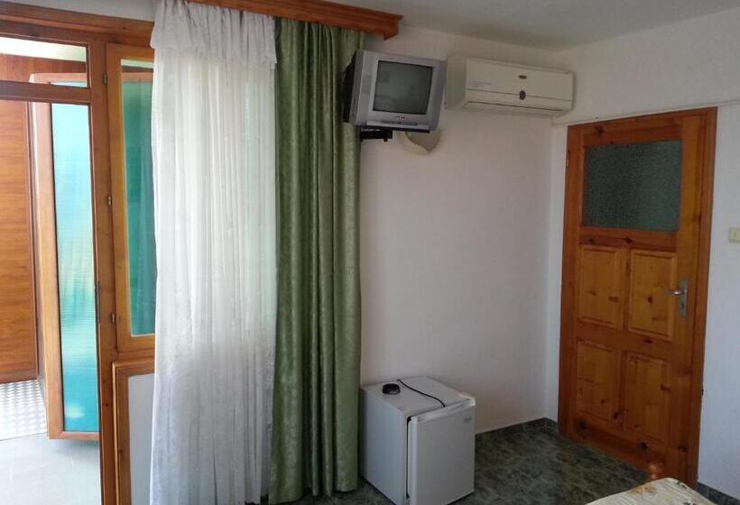 חדר סטנדרט לשלושה עם מרפסת, Guest House Kostadinovi