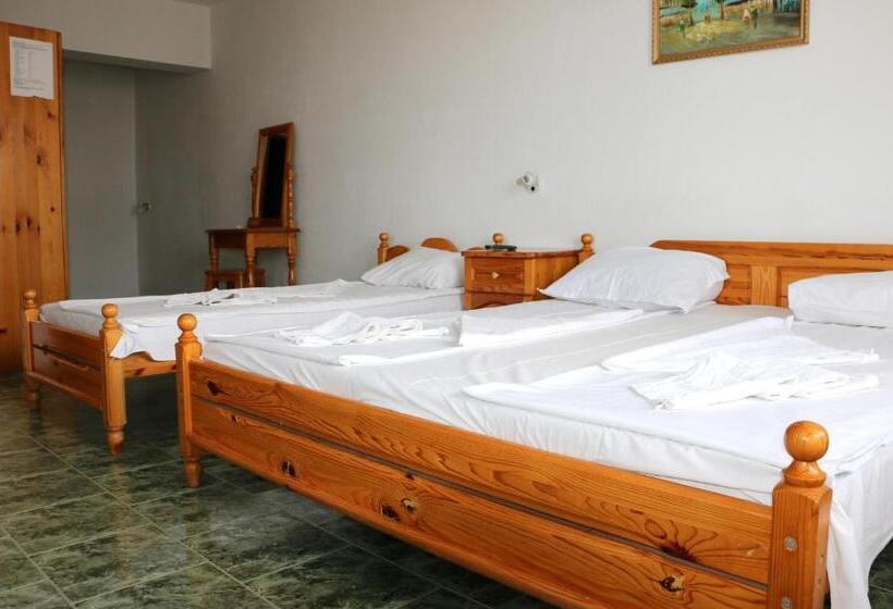 חדר סטנדרט לשלושה עם מרפסת, Guest House Kostadinovi