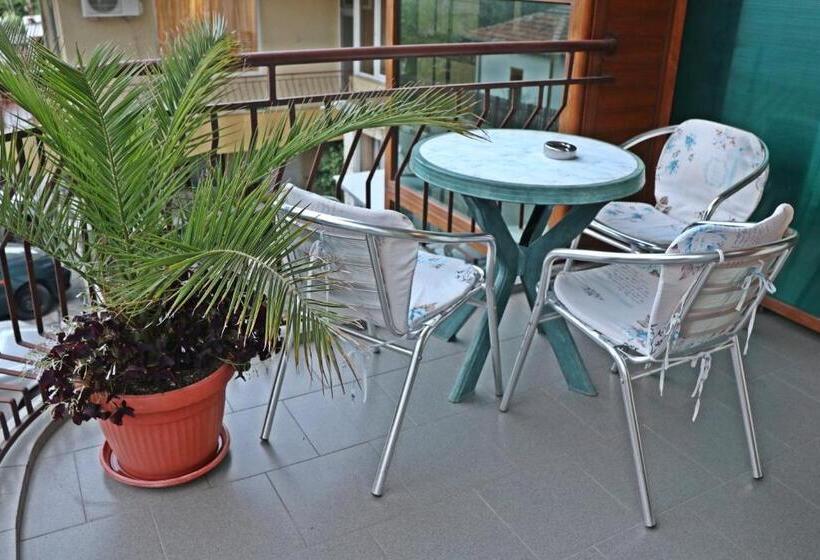 Трехместный Номер Стандарт с Балконом, Guest House Kostadinovi