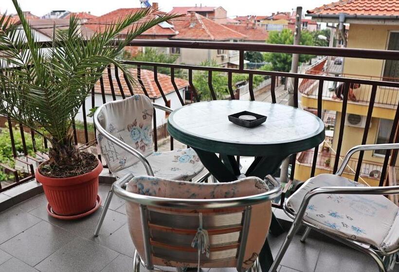 חדר סטנדרט לשלושה עם מרפסת, Guest House Kostadinovi