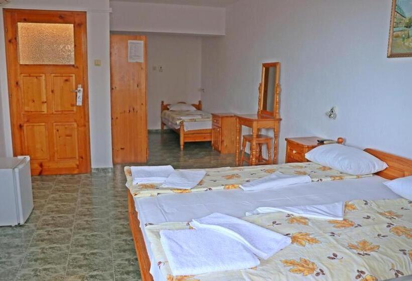 חדר סטנדרט לשלושה עם מרפסת, Guest House Kostadinovi