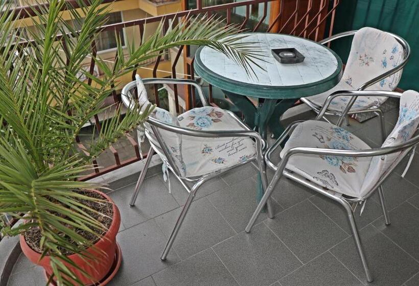 חדר סטנדרט לשלושה עם מרפסת, Guest House Kostadinovi