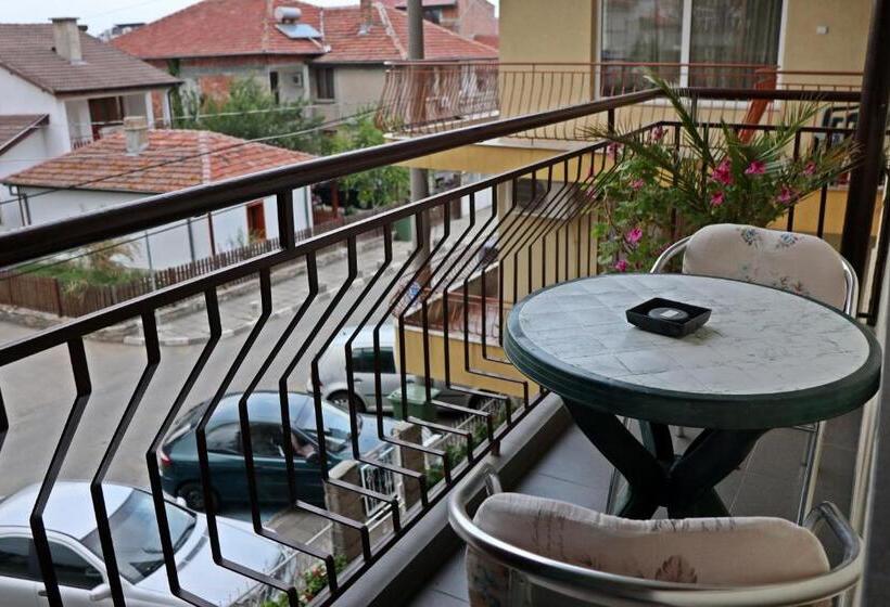 חדר סטנדרט עם מרפסת, Guest House Kostadinovi