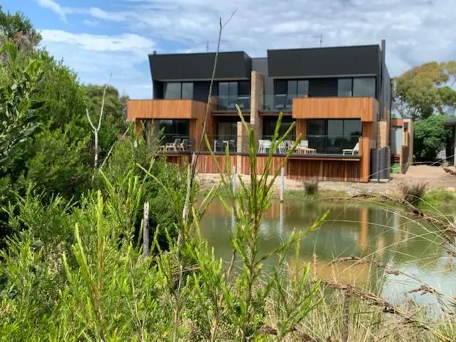 1 Bedroom Apartment Lake View, Broadbeach Inverloch
