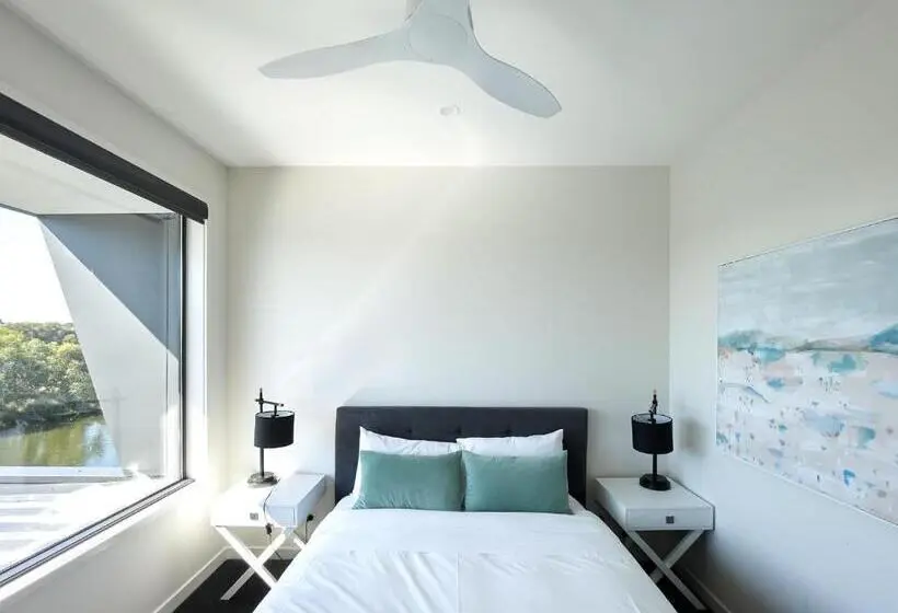 1 Bedroom Apartment Lake View, Broadbeach Inverloch
