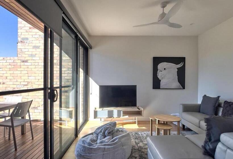 1 Bedroom Apartment Lake View, Broadbeach Inverloch