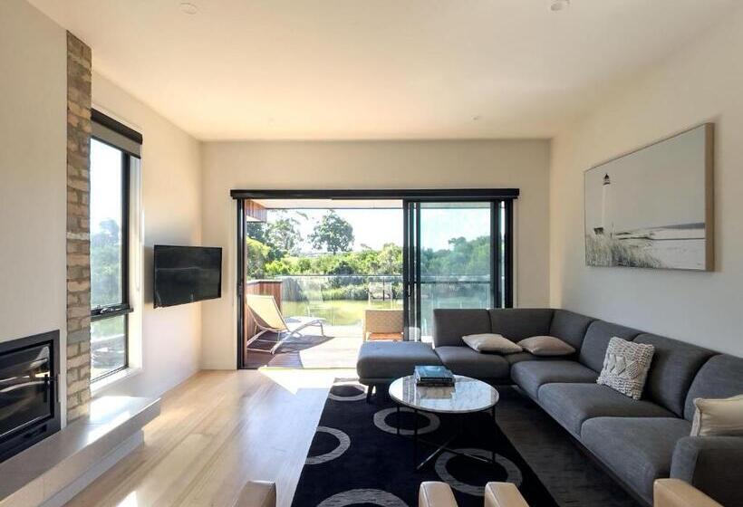 1 Bedroom Apartment Lake View, Broadbeach Inverloch