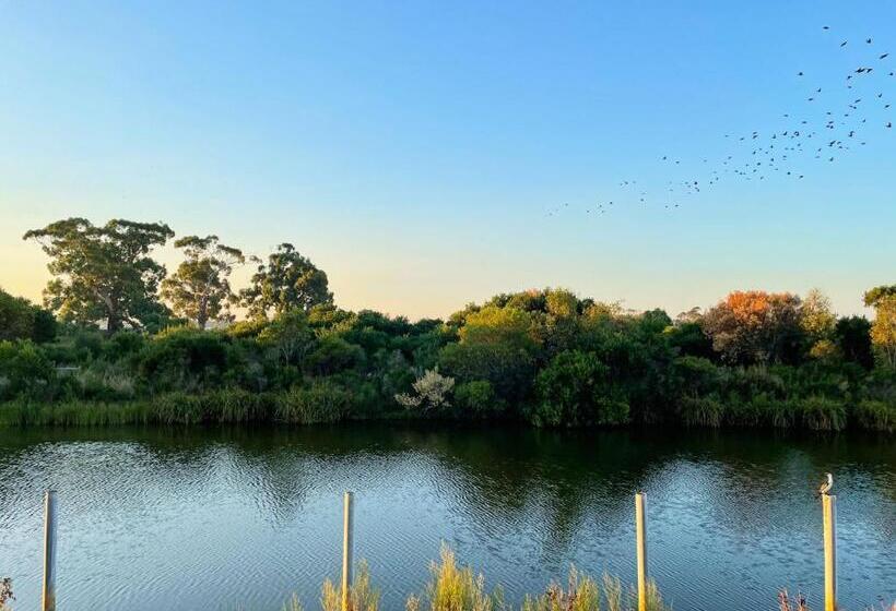 1 Bedroom Apartment Lake View, Broadbeach Inverloch