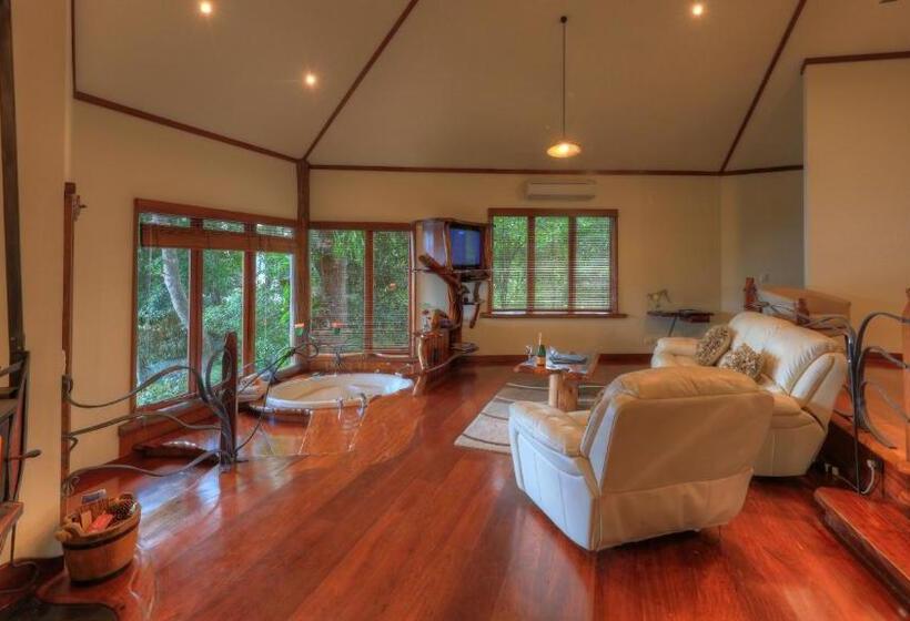 1ベッドルームハウス, Secrets On The Lake