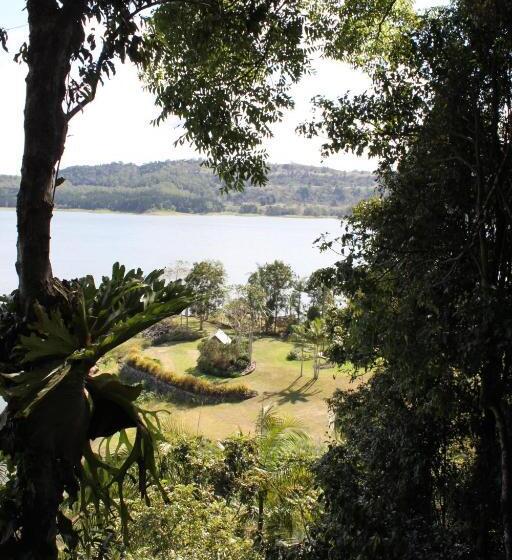 1ベッドルームハウス, Secrets On The Lake