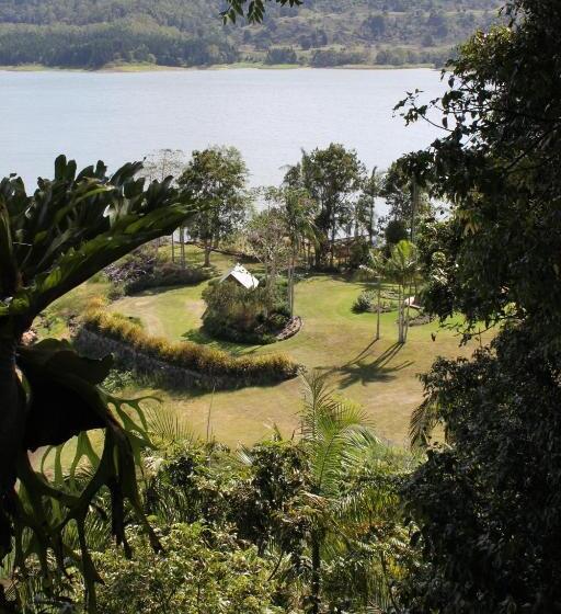 1ベッドルームハウス, Secrets On The Lake