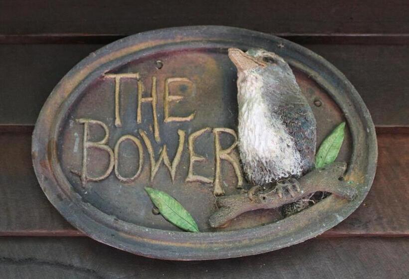 1ベッドルームハウス, Secrets On The Lake