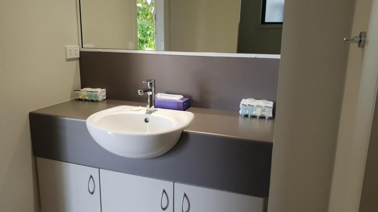 חדר משפחתי דלוקס, Royal Motel Miles