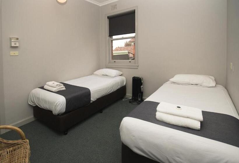 اتاق استاندارد سه نفره, The George Hotel Bathurst