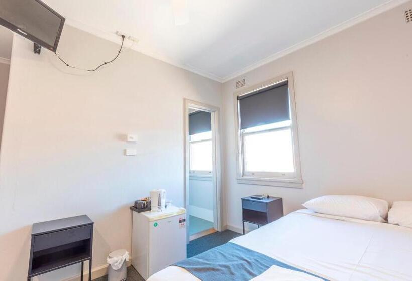 اتاق استاندارد سه نفره, The George Hotel Bathurst