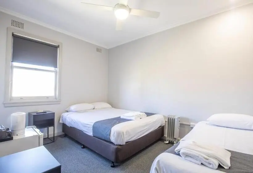 اتاق استاندارد سه نفره, The George Hotel Bathurst
