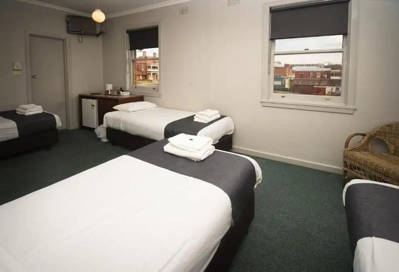 اتاق استاندارد چهار تخته, The George Hotel Bathurst
