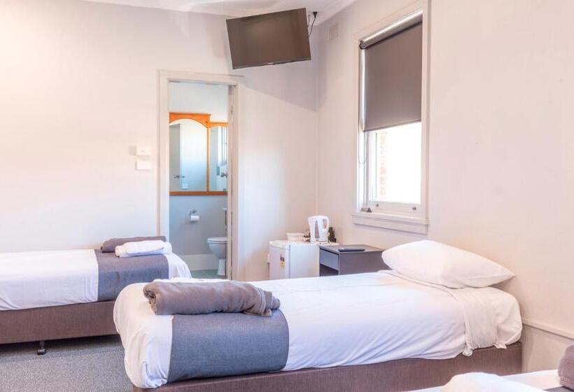 اتاق استاندارد چهار تخته, The George Hotel Bathurst