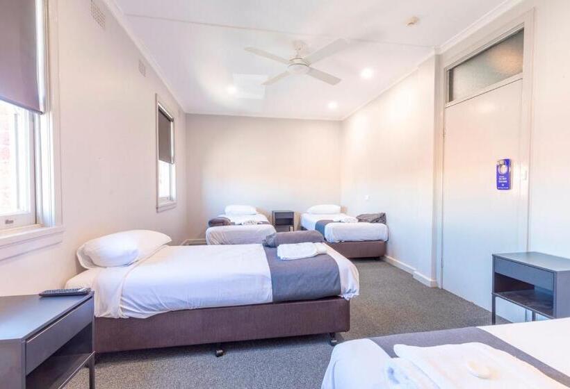 اتاق استاندارد چهار تخته, The George Hotel Bathurst