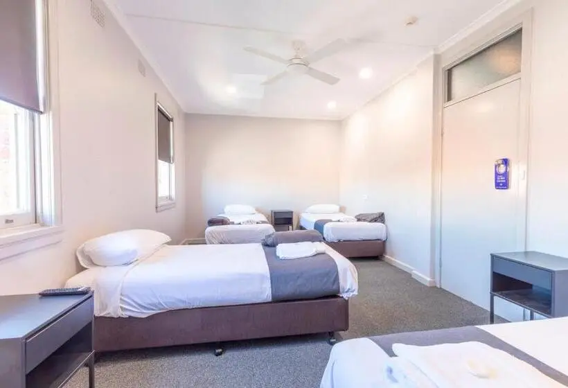 اتاق استاندارد چهار تخته, The George Hotel Bathurst
