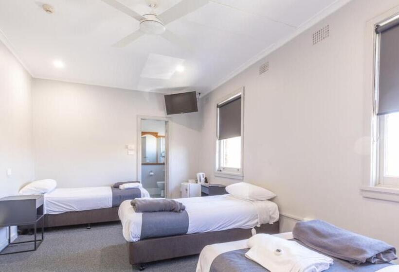 اتاق استاندارد چهار تخته, The George Hotel Bathurst