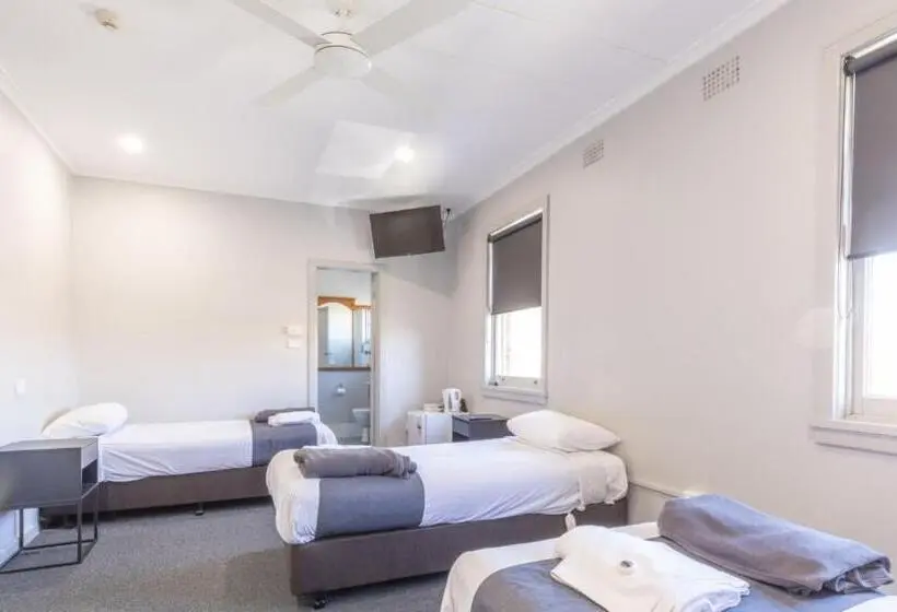 اتاق استاندارد چهار تخته, The George Hotel Bathurst