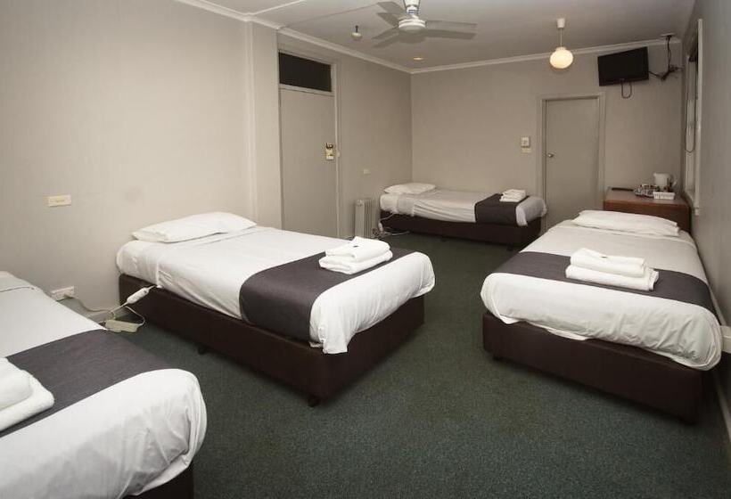 اتاق استاندارد چهار تخته, The George Hotel Bathurst