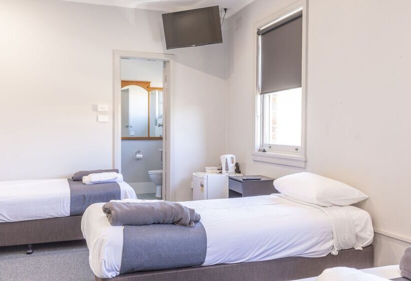 اتاق استاندارد چهار تخته, The George Hotel Bathurst