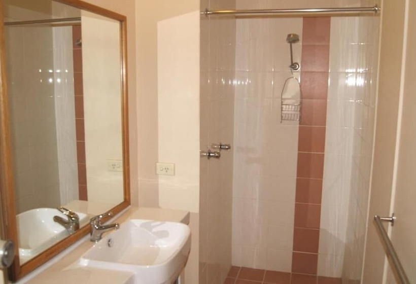 اتاق استاندارد چهار تخته, The George Hotel Bathurst