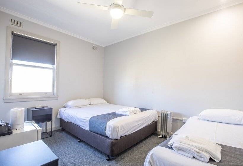 اتاق استاندارد سه نفره, The George Hotel Bathurst