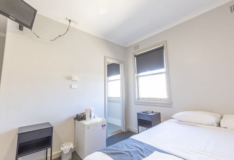 اتاق استاندارد سه نفره, The George Hotel Bathurst