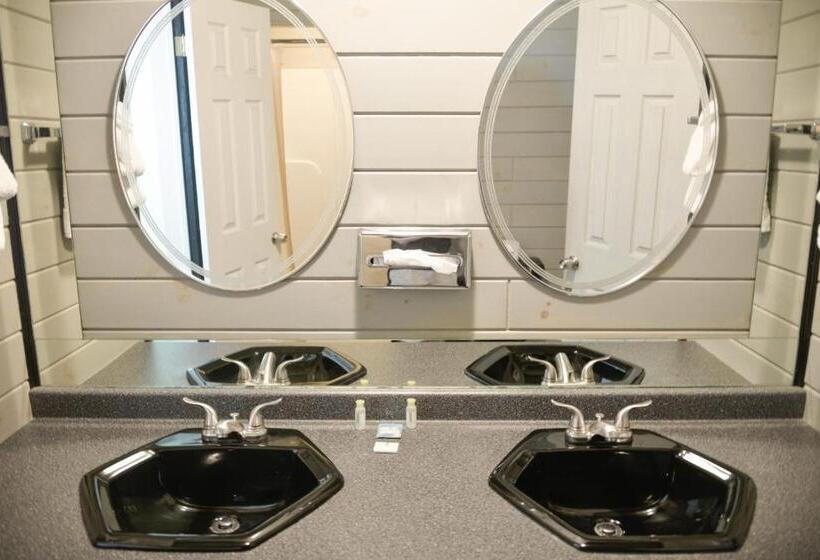 带2个卧室的套房, Lake Crest Inn