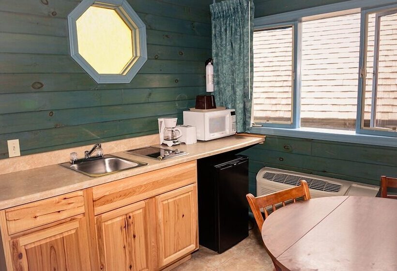 带2个卧室的套房, Lake Crest Inn