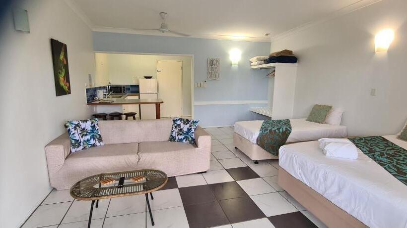 스탠다드 스튜디오, Cardwell Beachfront Motel