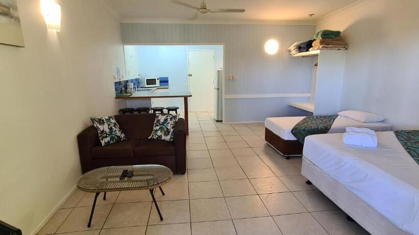 스탠다드 스튜디오, Cardwell Beachfront Motel