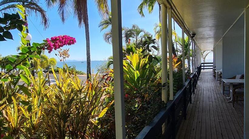 스탠다드 스튜디오, Cardwell Beachfront Motel