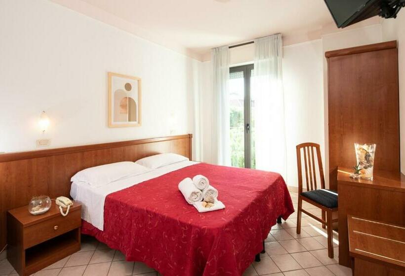 Üç Kişilik Standart Oda, Acrux