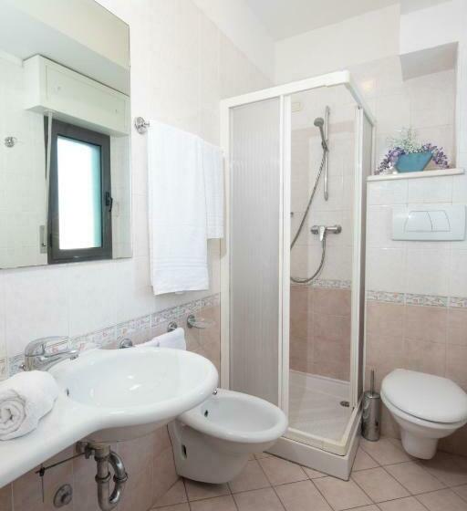 Üç Kişilik Standart Oda, Acrux