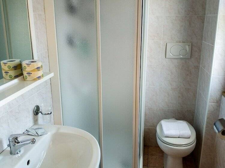 חדר סטנדרט לשלושה, Calgary