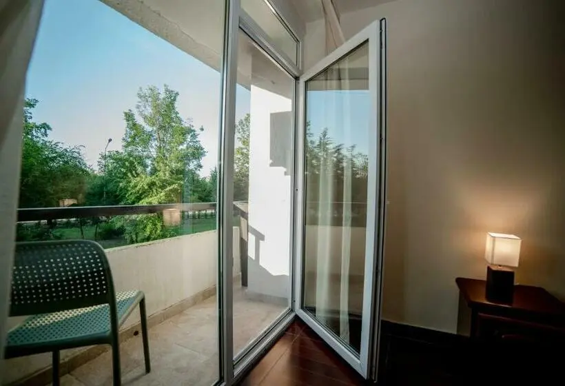 Chambre Standard, Corina