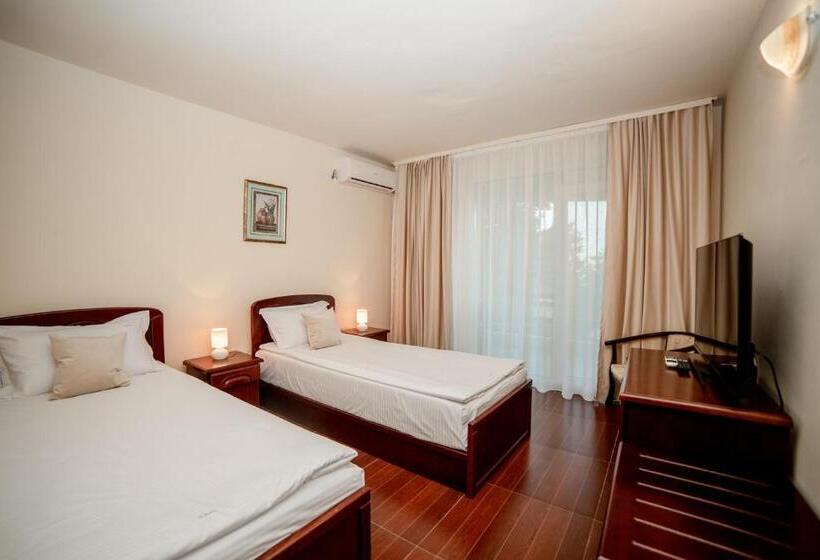 标准房带园景, Corina