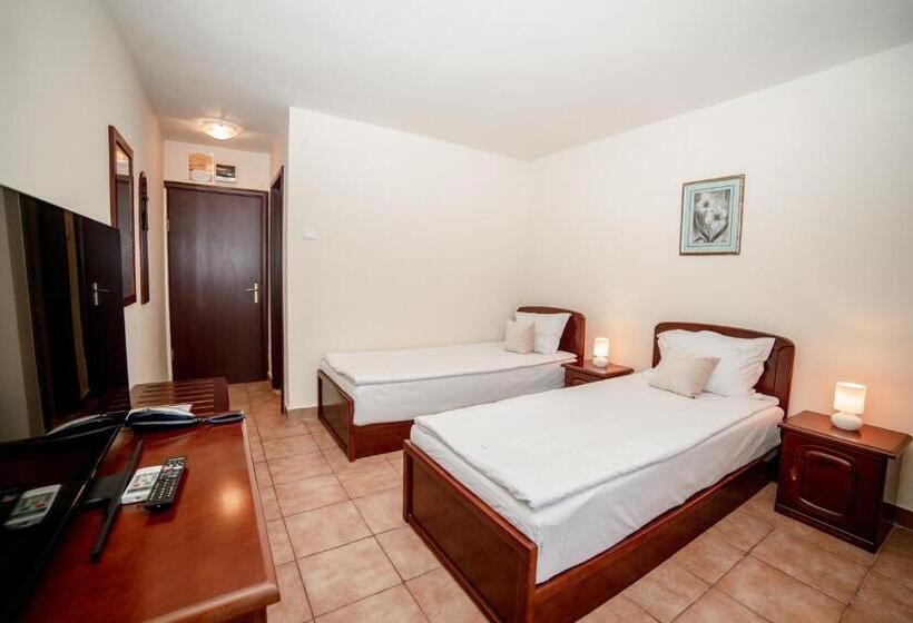 标准房带园景, Corina