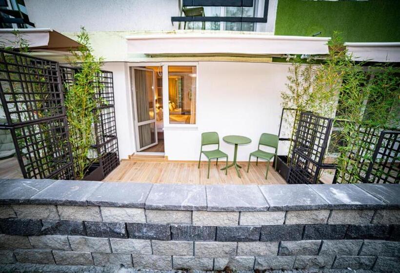 豪华房间, Corina