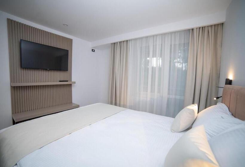 豪华房间, Corina