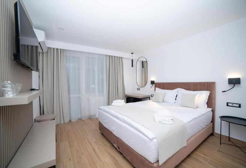 豪华房间, Corina