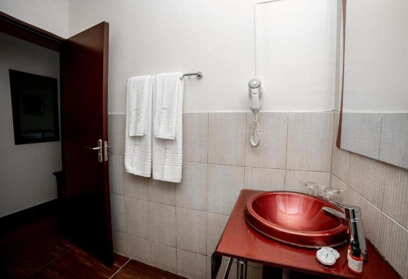 标准三人间, Corina