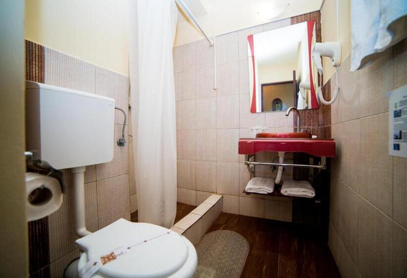 标准三人间, Corina