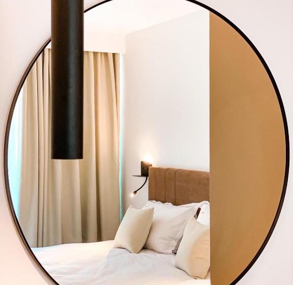 豪华房间, Corina